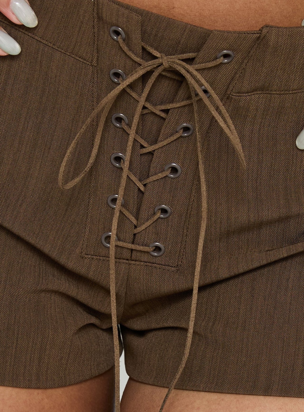 Short de vestir con lazo marrón