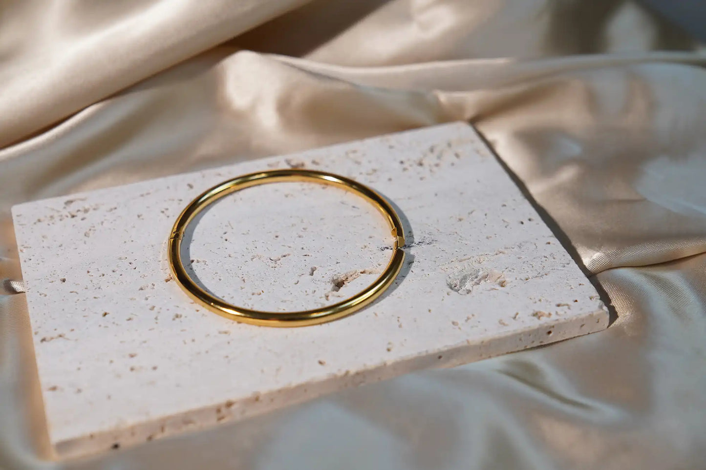 Sleek Gold Circle Bracelet