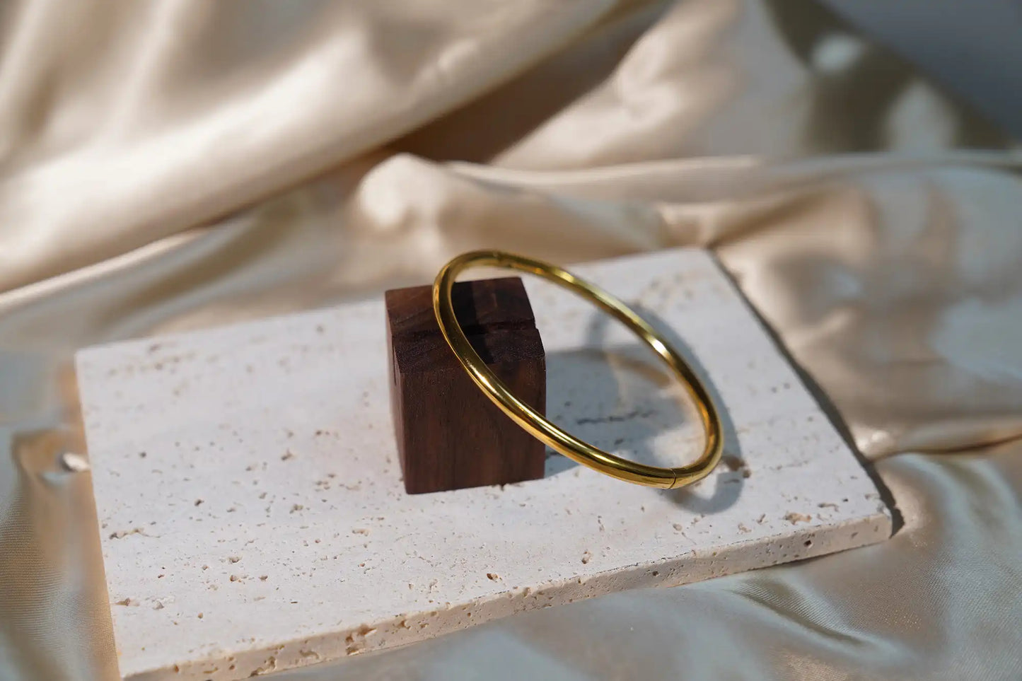 Sleek Gold Circle Bracelet