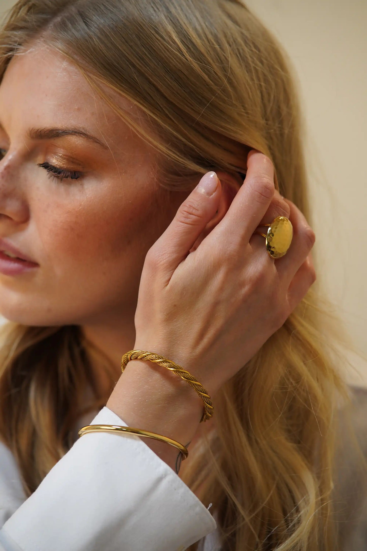 Sleek Gold Circle Bracelet