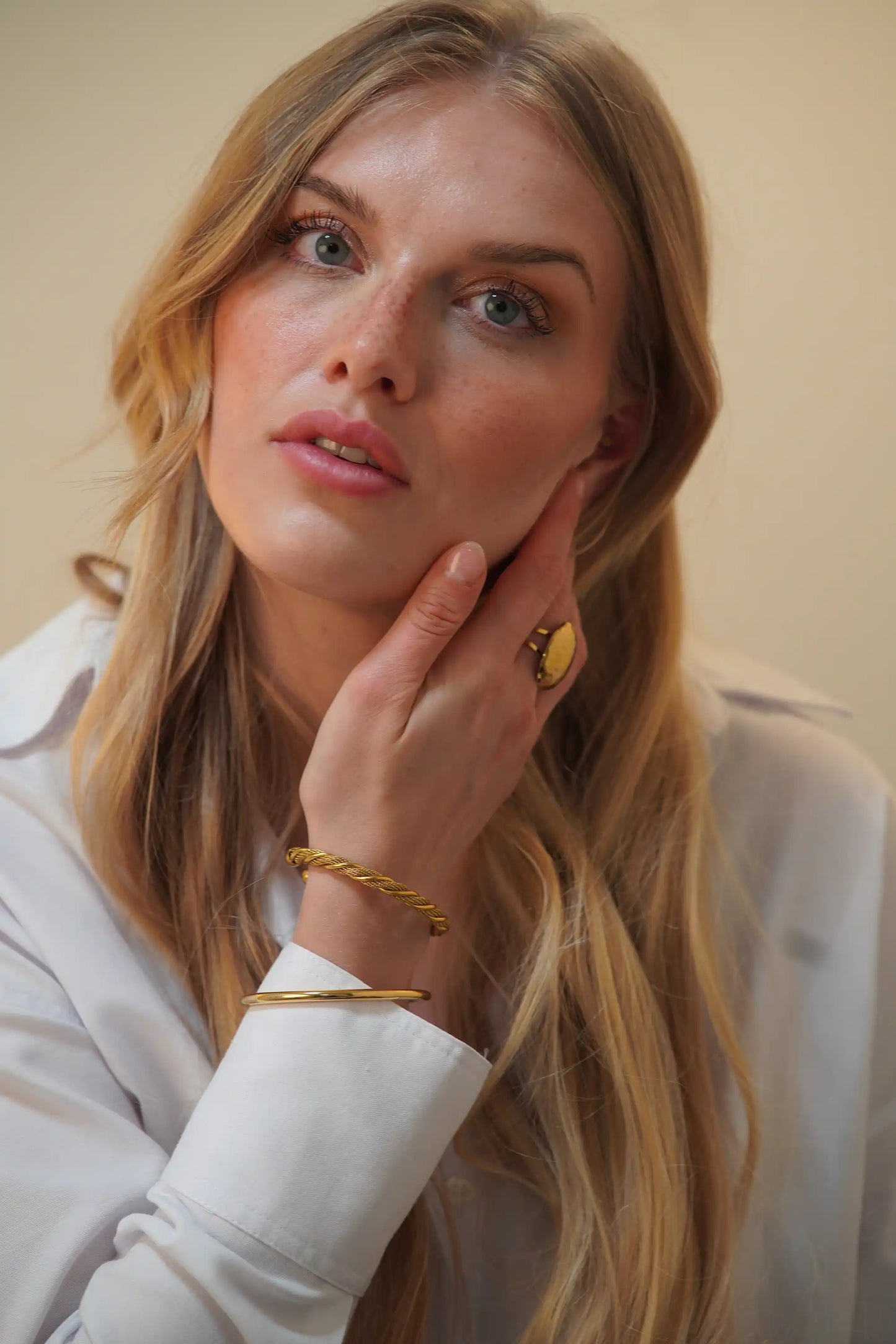 Sleek Gold Circle Bracelet